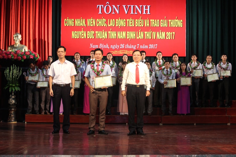 Đồng chí Phan Đức Thiện được vinh dự nhận giải thưởng Nguyễn Đức Thuận