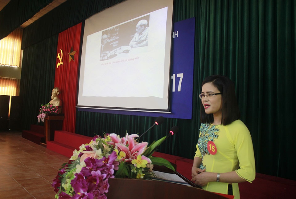 Đồng chí Trần Thị Thơm trình bày tại Hội thi Báo cáo viên giỏi năm 2017 của Đảng ủy Khối các cơ quan tỉnh Nam Định