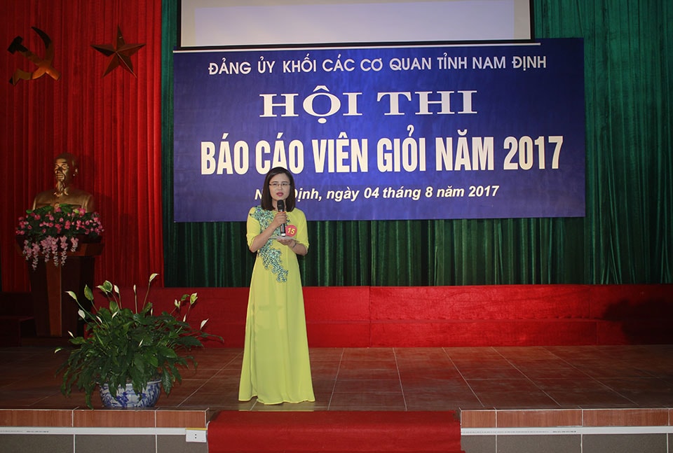 Đồng chí Trần Thị Thơm trình bày tại Hội thi Báo cáo viên giỏi năm 2017 của Đảng ủy Khối các cơ quan tỉnh Nam Định