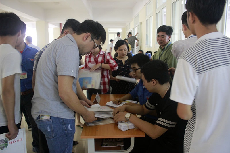 Các tân sinh viên chuẩn bị giấy tờ cần thiết để làm thủ tục nhập học