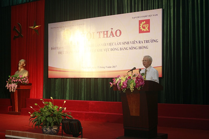 GS, TSKH. Phạm Văn Lang - Chủ tịch CLB Cơ khí - Động lực phát biểu tại Hội thảo