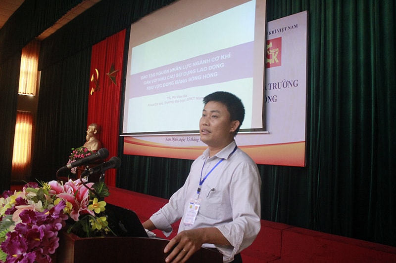 TS. Vũ Văn Ba - Phó Trưởng Khoa Cơ khí Trường Đại học Sư phạm Kỹ thuật Nam Định phát biểu tham luận tại Hội thảo