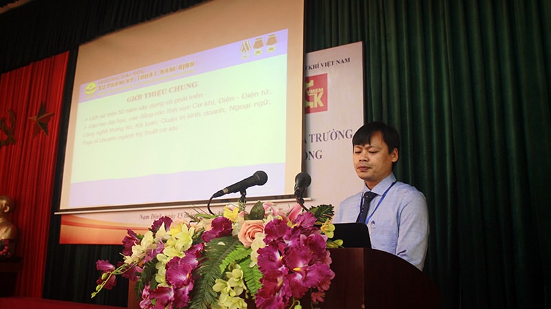 TS. Trần Xuân Thảnh - Phó trưởng phòng Đào tạo phát biểu tham luận tại Hội thảo