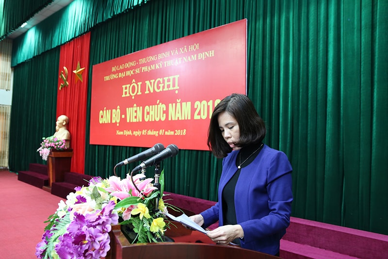 Đ/c Lê Quỳnh Lan - Thường vụ Công đoàn Trường, Thư ký Hội nghị trình bày dự thảo Nghị quyết Hội nghị cán bộ viên chức năm 2018