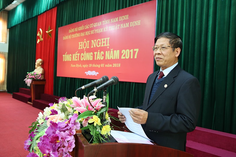 Lễ trao tặng Huy hiệu Đảng và Hội nghị tổng kết công tác Đảng năm 2017
