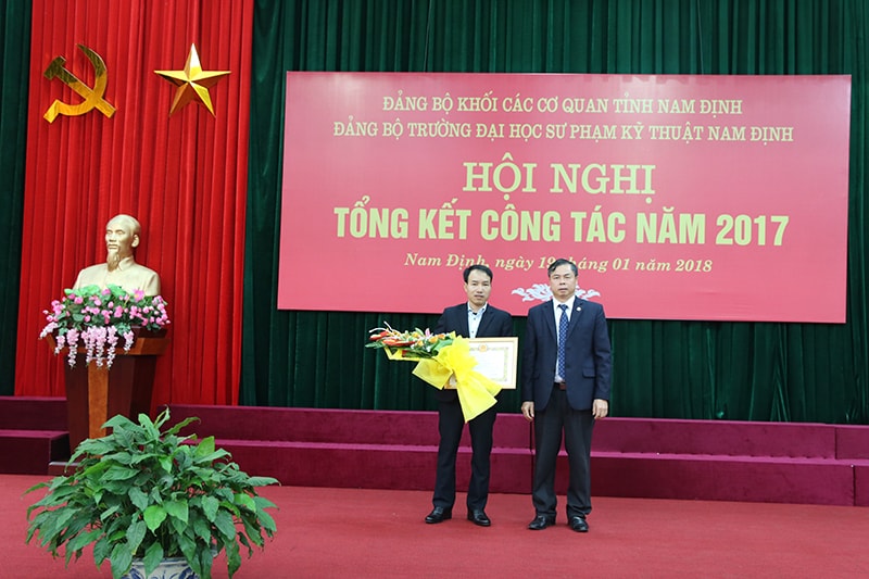 Lễ trao tặng Huy hiệu Đảng và Hội nghị tổng kết công tác Đảng năm 2017