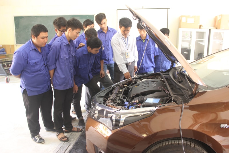 Sinh viên ngành Công nghệ Kỹ thuật ô tô thực tập tại xưởng