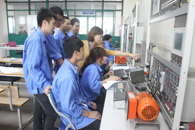 Sinh viên ngành Công nghệ kỹ thuật điều khiển và tự động hóa thực hành máy điện