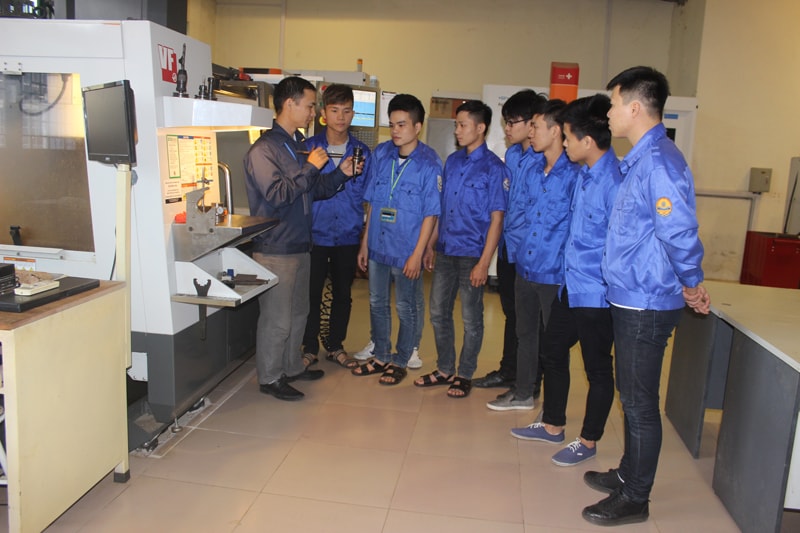 Sinh viên ngành Công nghệ chế tạo máy thực hành trên máy CNC
