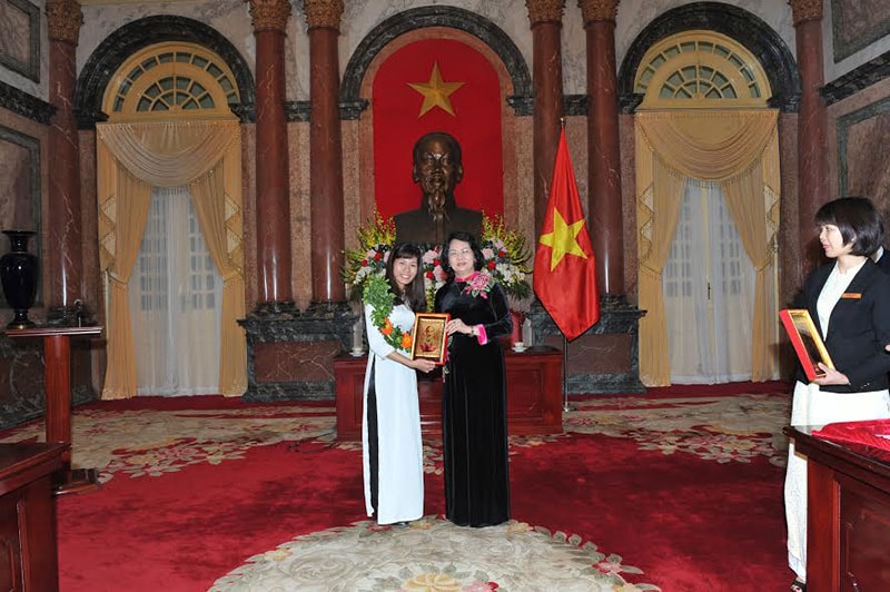 Sinh viên Chu Thị Thủy nhận quà của Phó chủ tịch nước Đặng Thị Ngọc Thịnh