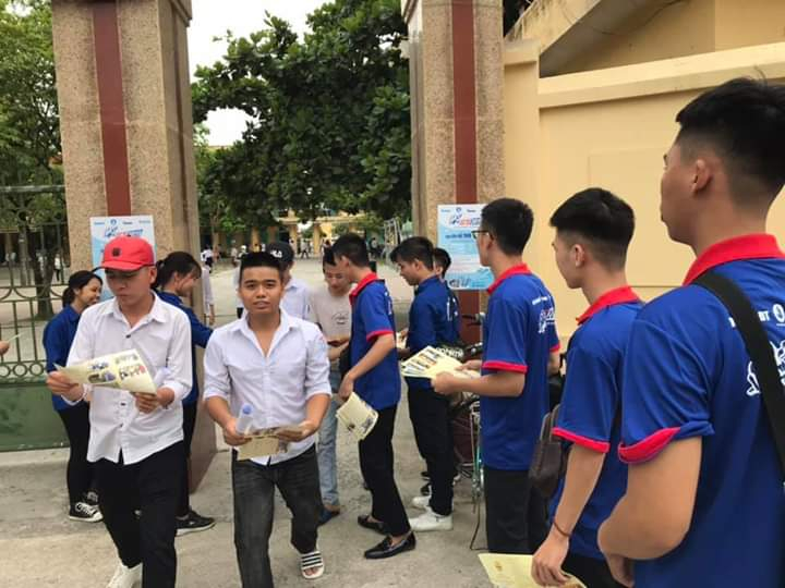 Sinh viên tình nguyện Trường đại học Sư phạm Kỹ thuật Nam Định tuyên truyền thông tin tuyển sinh  của Trường đến thí sinh