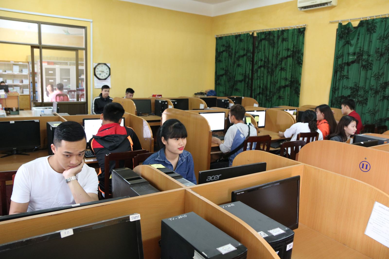 Sinh viên khai thác thông tin tại phòng Internet của Trung tâm Thông tin Thư viện