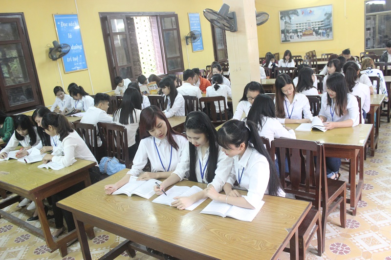 Phòng đọc tài liệu Trung tâm Thông tin - Thư viện