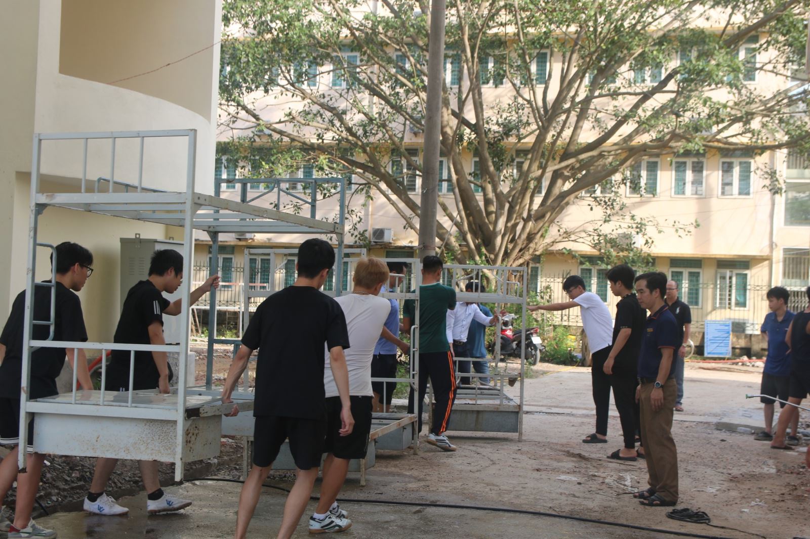 Các bạn sinh viên đang vệ sinh giường trước khi lắp đặt tại Ký túc xá