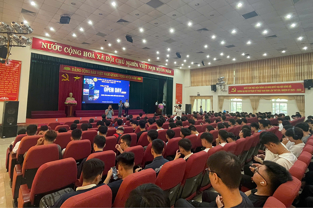 Tập thể giảng viên Khoa Điện – Điện tử cùng sinh viên lưu lại khoảnh khắc kỷ niệm đáng nhớ, ghi dấu tinh thần gắn kết thầy – trò trong ngày hội chào đón tân sinh viên K20.
