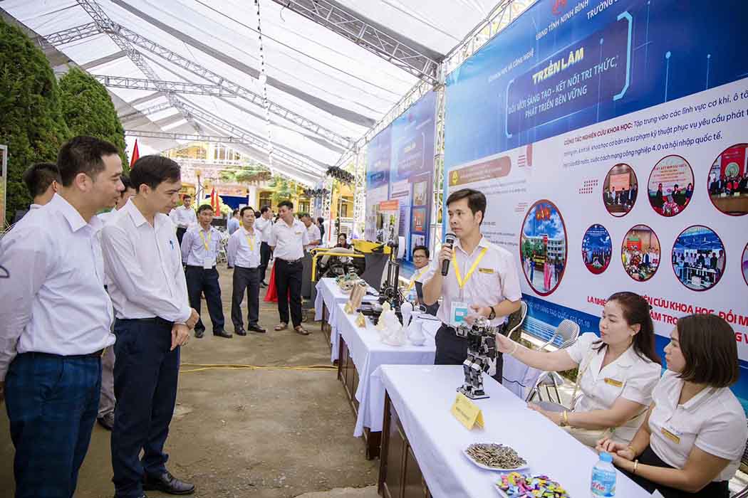 Toàn cảnh gian hàng trưng bày của Trường Đại học Sư phạm Kỹ thuật Nam Định tại triển lãm, với các mô hình, sản phẩm được sắp xếp khoa học, thu hút sự chú ý của khách tham quan.