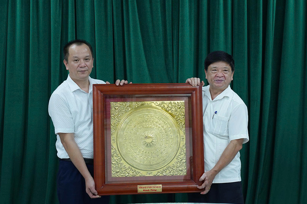 Đoàn công tác Nhà trường tặng quà và chụp ảnh lưu niệm cùng Ban Giám hiệu và lãnh đạo các đơn vị Trường Cao đẳng Kỹ thuật Công nghệ Sơn La