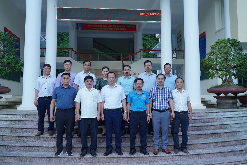 Đoàn công tác Nhà trường tặng quà và chụp ảnh lưu niệm cùng Ban Giám hiệu và lãnh đạo các đơn vị Trường Cao đẳng Kỹ thuật Công nghệ Sơn La