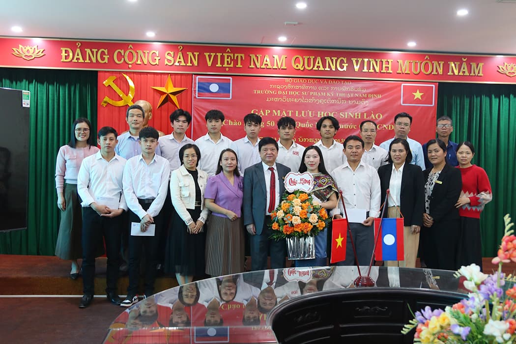 Thắm đượm nghĩa tình Việt – Lào: Gặp mặt Lưu học sinh nhân kỷ niệm 50 năm Quốc khánh nước CHDCND Lào