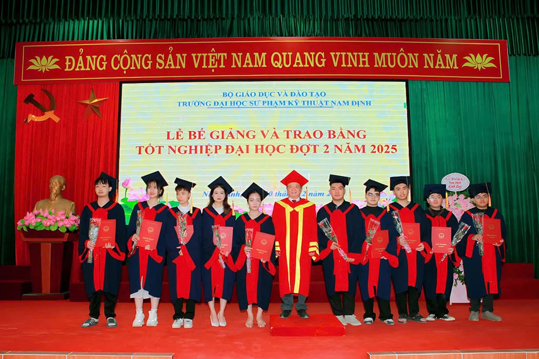 Lễ bế giảng và trao bằng tốt nghiệp trình độ đại học đợt 2 năm 2025