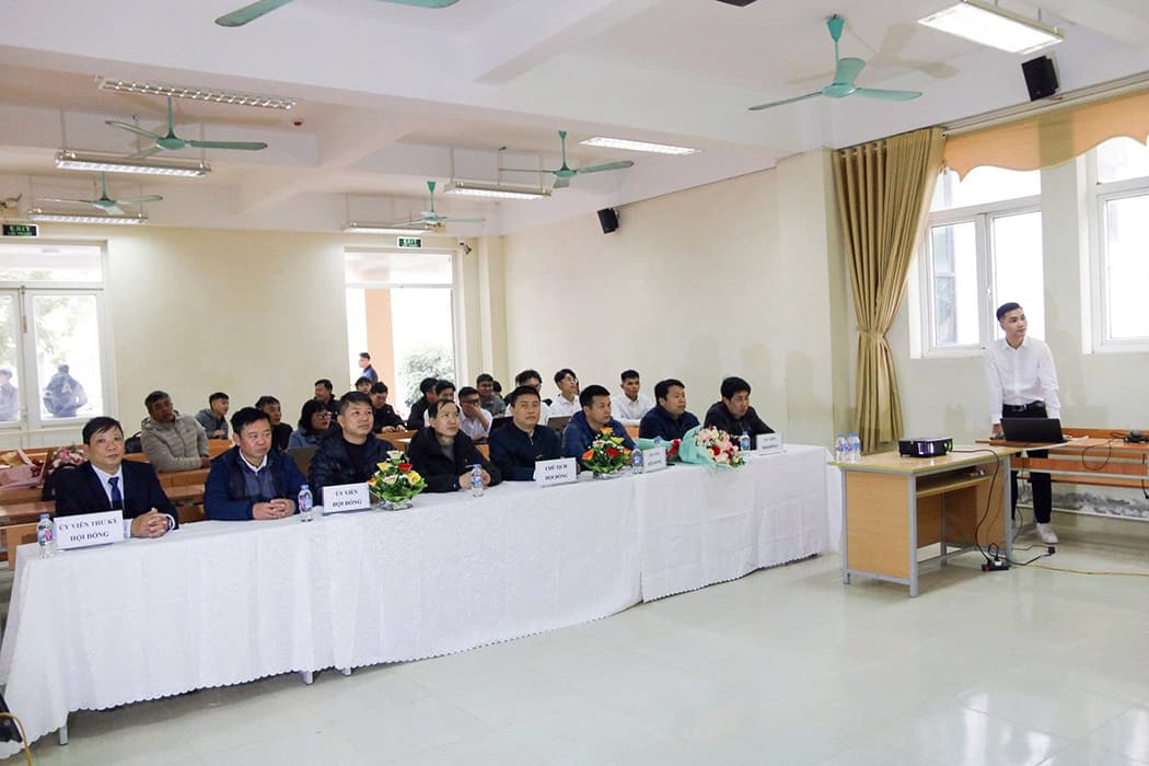 Một sinh viên K16 ngành Công nghệ Kỹ thuật Ô tô tự tin trình bày tính cấp thiết và giải pháp kỹ thuật trong đồ án tốt nghiệp của mình trước Hội đồng chuyên môn.