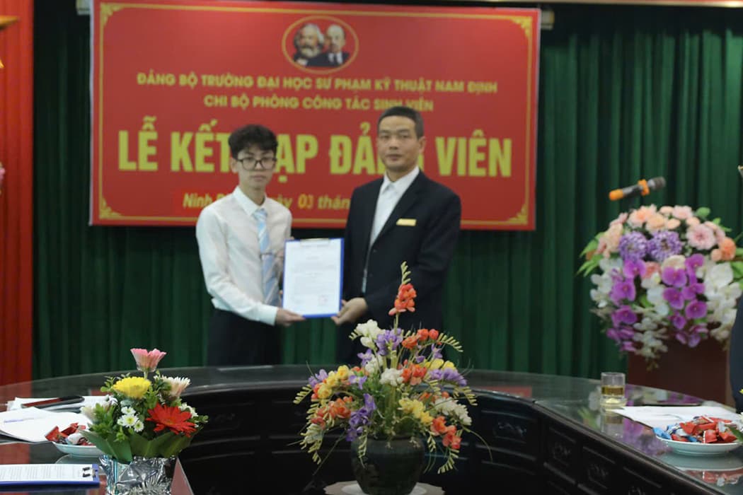 Đ/c Nguyễn Lương Kiên - Bí thư Chi bộ Công tác sinh viên trao Quyết định kết nạp Đảng cho đồng chí Trần Tiến