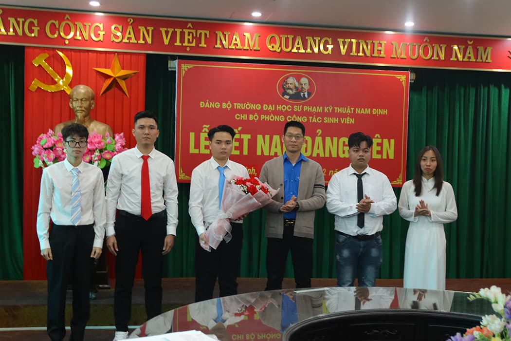 Đồng chí Trần Quang Thịnh - Bí thư Đoàn thanh niên Nhà trường phát biểu và tặng hoa chúc mừng các Đảng viên mới 