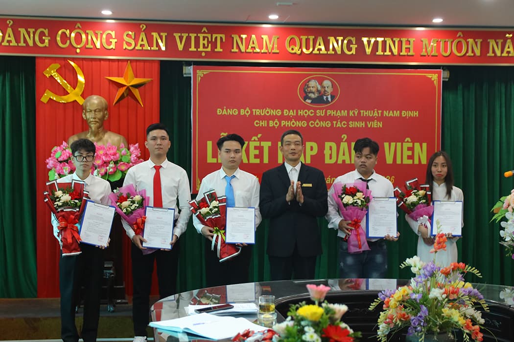 Tổ chức Lễ kết nạp Đảng viên mới đợt 1 năm 2026 cho quần chúng ưu tú là sinh viên