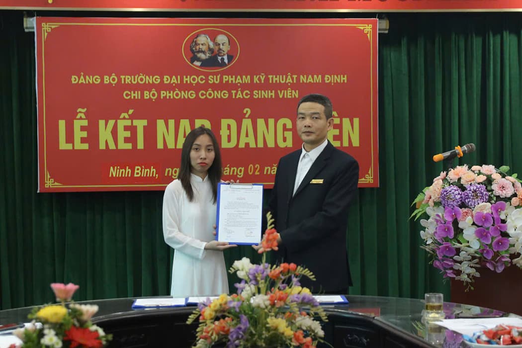 Đ/c Nguyễn Lương Kiên - Bí thư Chi bộ Công tác sinh viên trao Quyết định kết nạp Đảng cho đồng chí Đoàn Ngọc Huyền