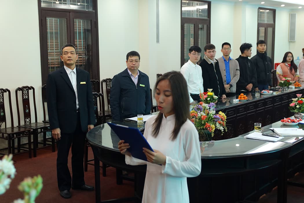 Đảng viên mới Đoàn Ngọc Huyền tuyên thệ