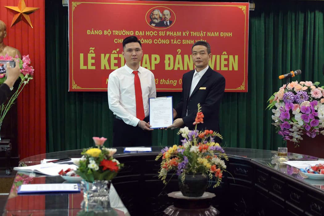 Đ/c Nguyễn Lương Kiên - Bí thư Chi bộ Công tác sinh viên trao Quyết định kết nạp Đảng cho đồng chí Trần Năng Thành