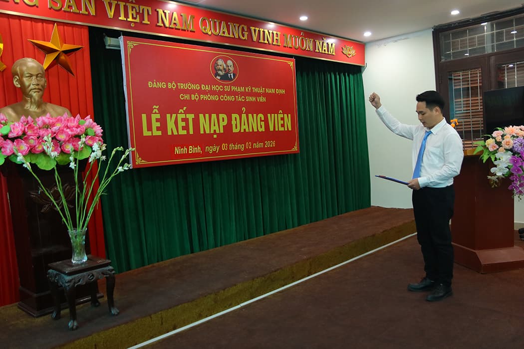 Đảng viên mới Nguyễn Bá Thắng tuyên thệ
