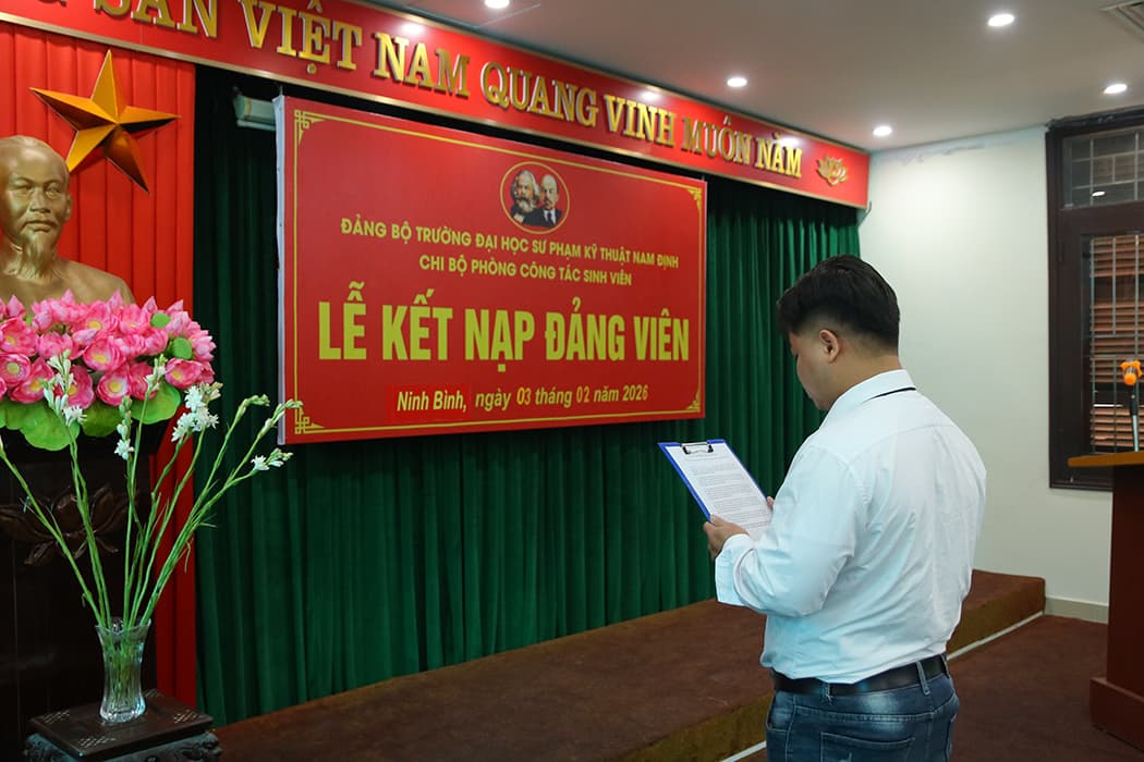 Đảng viên mới Mai Văn Trịnh tuyên thệ