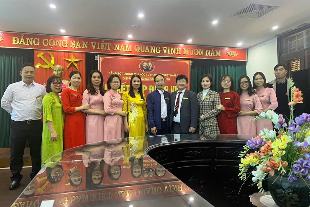 Tập thể chi bộ chụp ảnh cùng khách mời