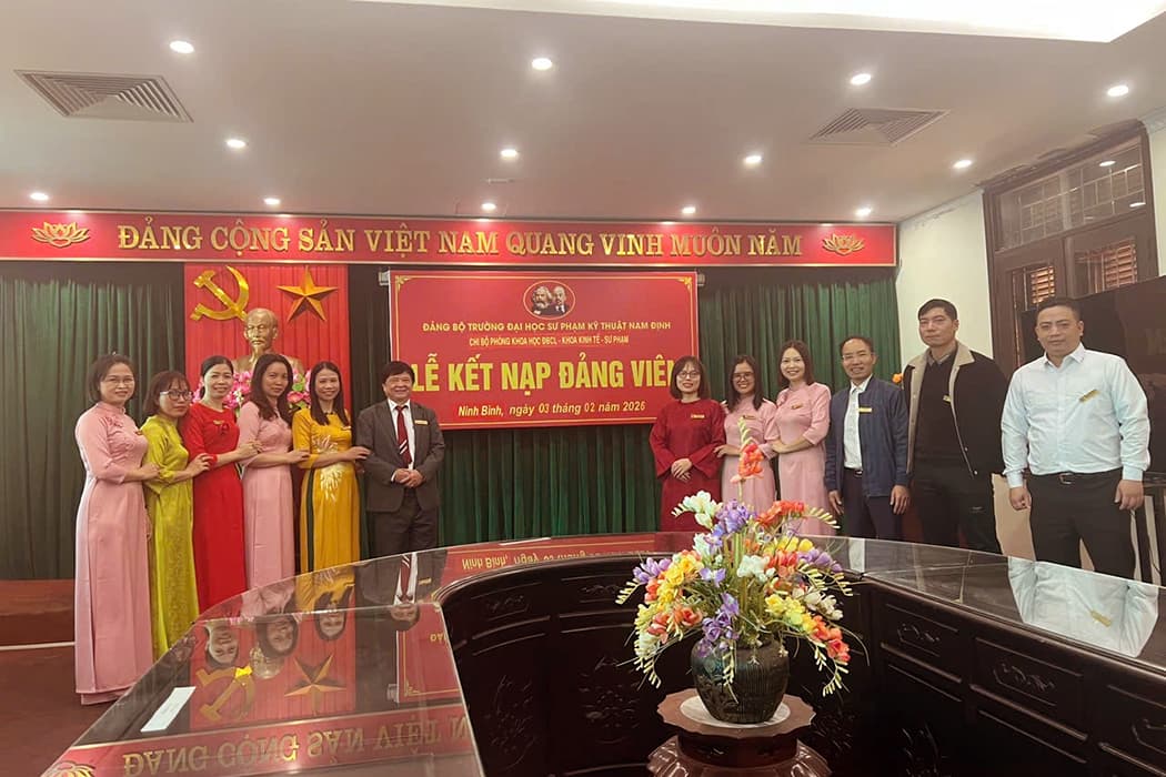Tập thể chi bộ chụp ảnh lưu niệm