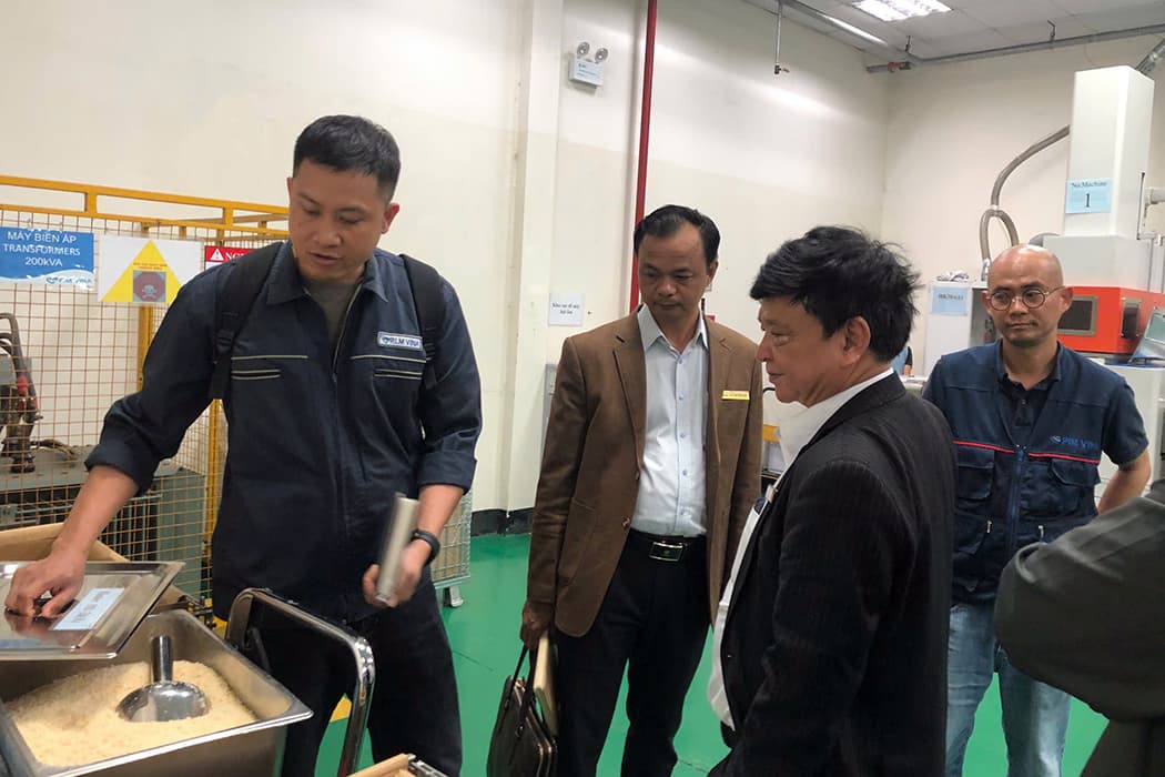 Đoàn công tác trực tiếp tham quan dây chuyền sản xuất hiện đại tại Lô E, KCN Mỹ Trung để khảo sát môi trường thực hành cho sinh viên
