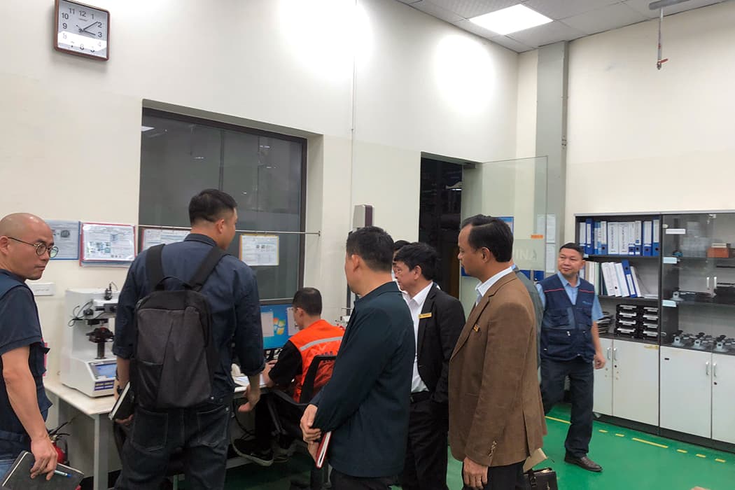 Đoàn công tác trực tiếp tham quan dây chuyền sản xuất hiện đại tại Lô E, KCN Mỹ Trung để khảo sát môi trường thực hành cho sinh viên