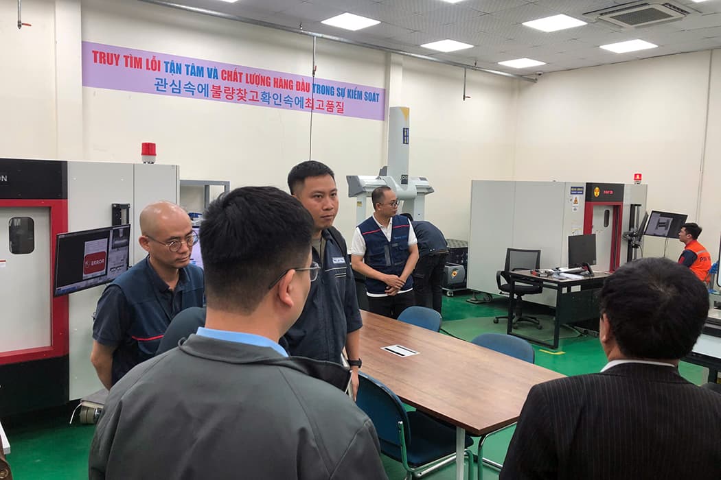 Đoàn công tác trực tiếp tham quan dây chuyền sản xuất hiện đại tại Lô E, KCN Mỹ Trung để khảo sát môi trường thực hành cho sinh viên