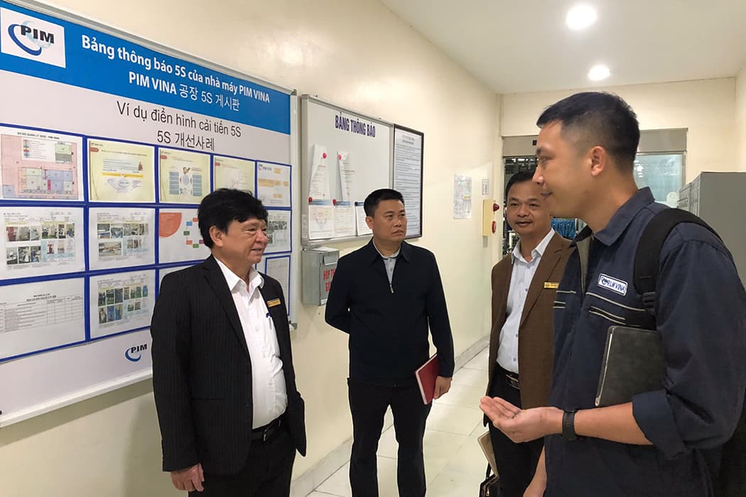 Đoàn công tác trực tiếp tham quan dây chuyền sản xuất hiện đại tại Lô E, KCN Mỹ Trung để khảo sát môi trường thực hành cho sinh viên