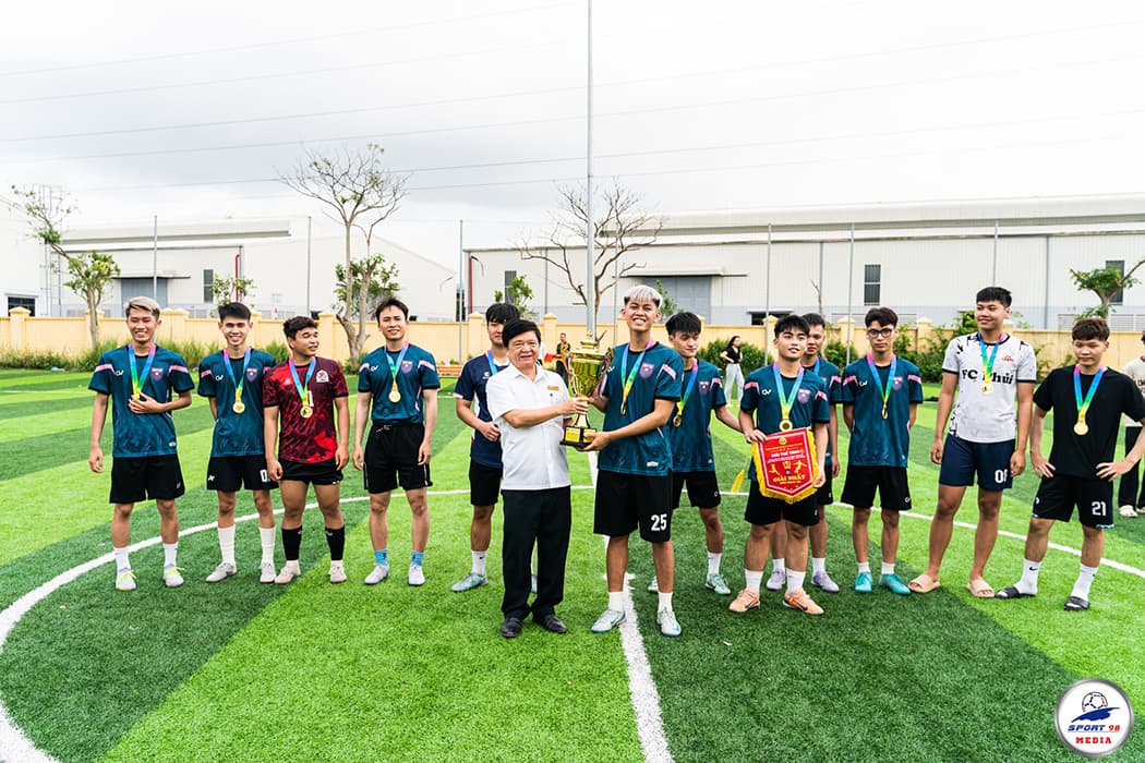 Sự cổ vũ nhiệt tình từ Ban Giám hiệu, các thầy cô và đông đảo sinh viên là nguồn động lực to lớn cho các cầu thủ