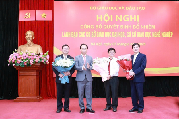 Bộ trưởng Hoàng Minh Sơn tặng hoa tri ân các cán bộ nghỉ hưu theo chế độ, trong đó có TS. Nguyễn Mạnh Tiến, Phó Hiệu trưởng Trường Đại học Sư phạm Kỹ thuật Nam Định
