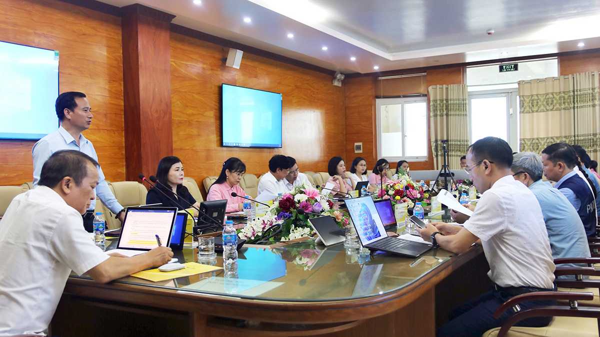 GS. TS. Nguyễn Huy Bằng - Hiệu trưởng Nhà trường - Thành viên Hội đồng phát biểu ý kiến