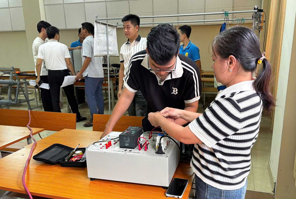 42 mô hình tranh tài tại Vòng sơ khảo Hội thi Sáng tạo kỹ thuật Khoa Điện - Điện tử lần thứ XIV
