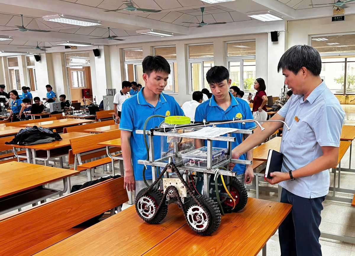 42 mô hình tranh tài tại Vòng sơ khảo Hội thi Sáng tạo kỹ thuật Khoa Điện - Điện tử lần thứ XIV