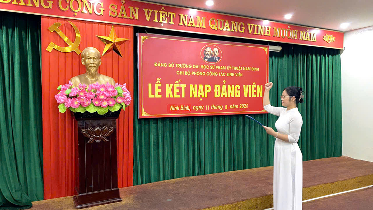 Đảng viên Hoàng Thị Ngọc Lan  đọc lời tuyên thệ