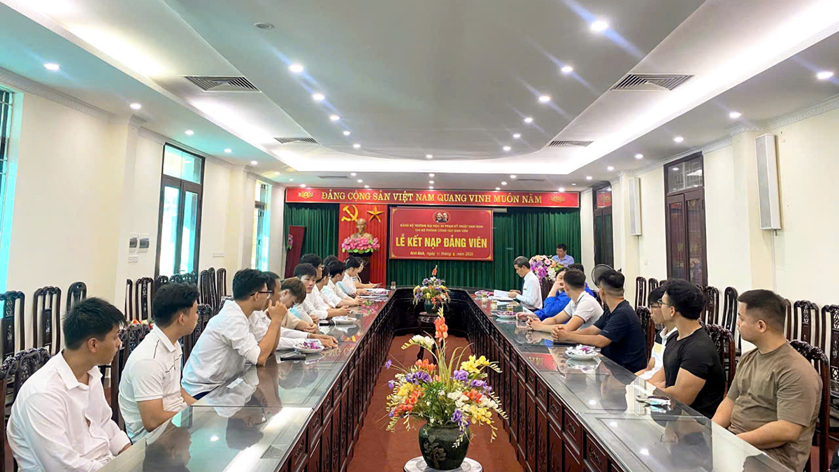 Lễ kết nạp đảng cho quần chúng ưu tú là sinh viên