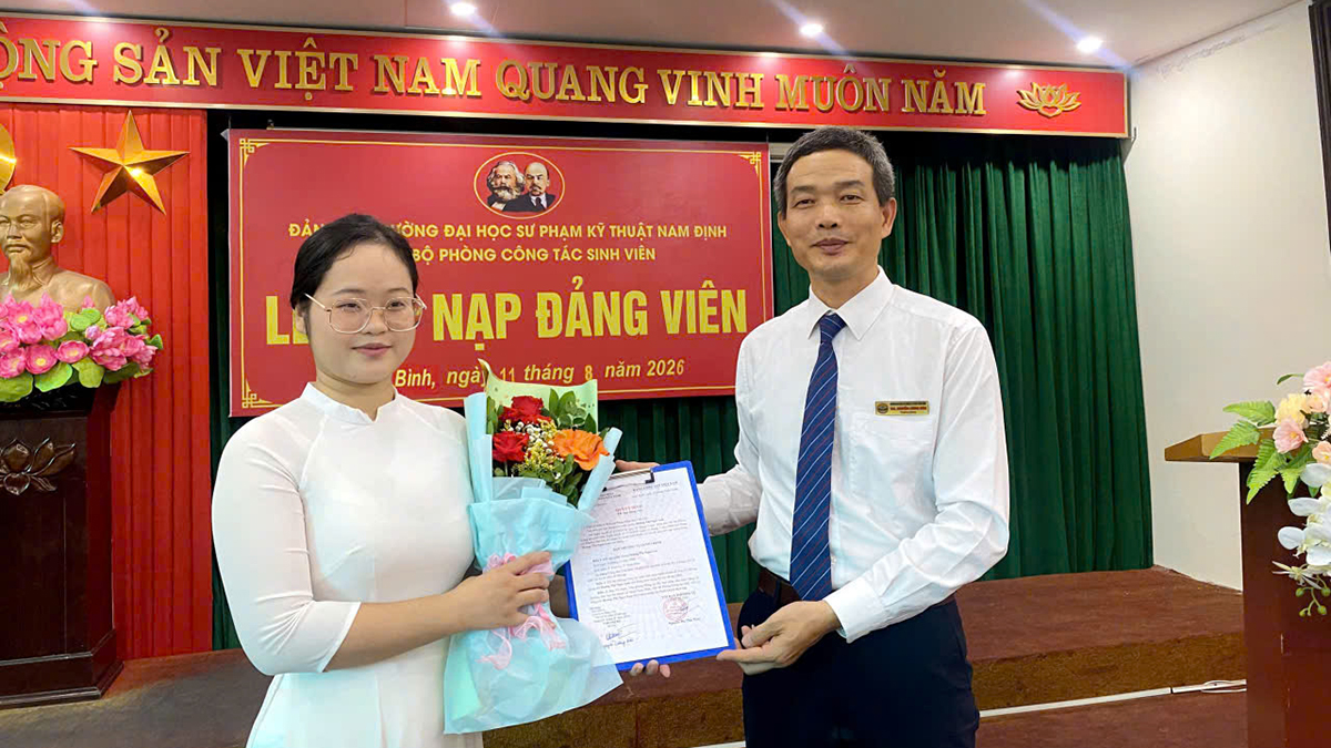 Đ/c Bí thư Chi bộ Nguyễn Lương Kiên trao Quyết định kết nạp  và tặng hoa chúc mừng các Đảng viên trẻ Hoàng Thị Ngọc Lan, Trần Hữu Lộc