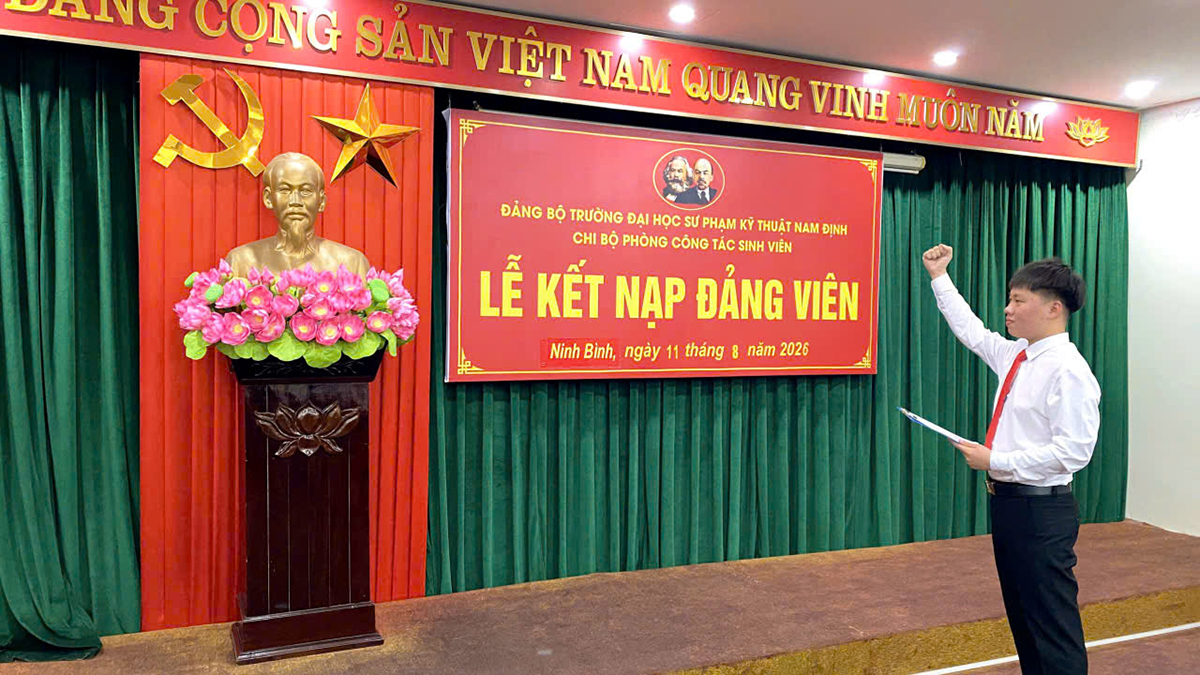 Đảng viên Trần Hữu Lộc  đọc lời tuyên thệ