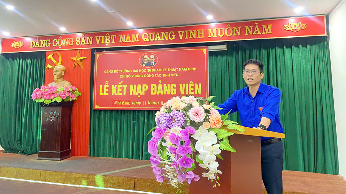 Đồng chí Trần Quang Thịnh - Bí thư Đoàn thanh niên Nhà trường phát biểu và tặng hoa chúc mừng các Đảng viên mới