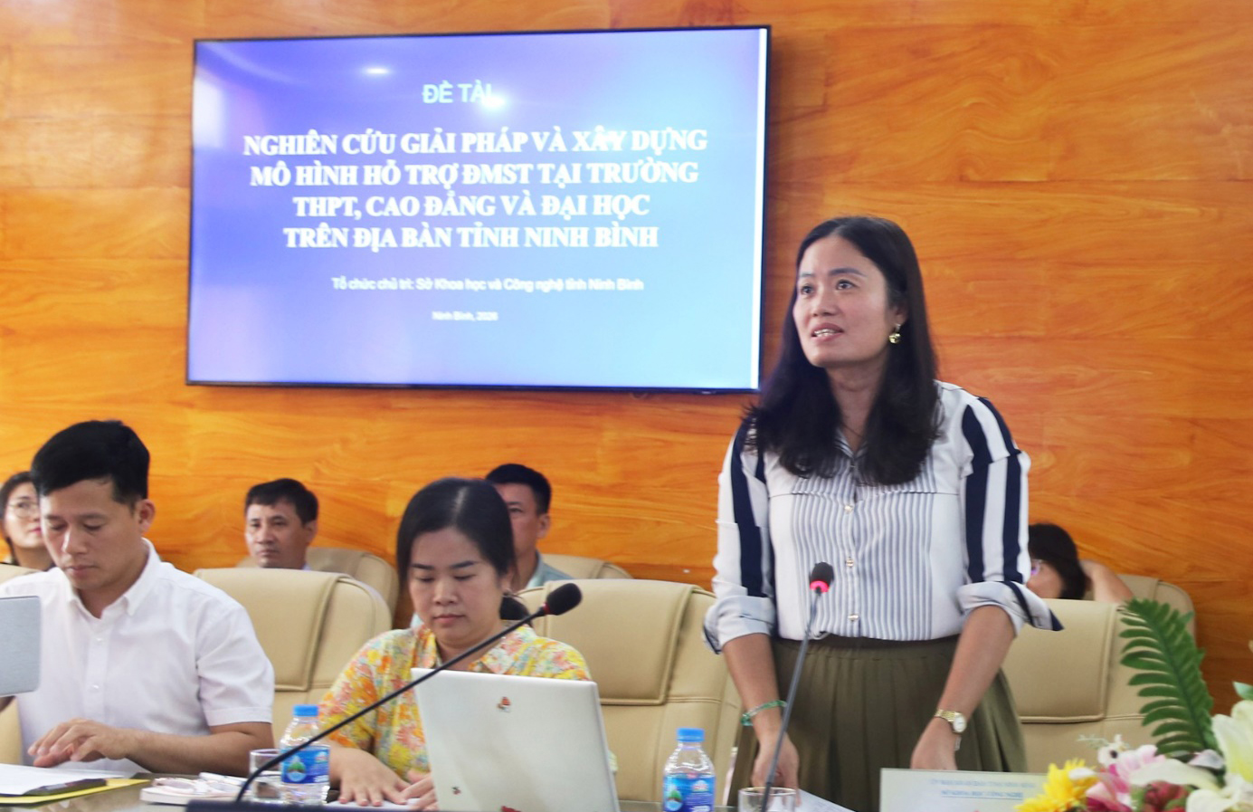 Bà Trần Thị Hồng Hạnh, Trưởng phòng Đổi mới sáng tạo - Sở Khoa học và Công nghệ tỉnh Ninh Bình giới thiệu khái quát về nội dung đề tài khoa học và công nghệ cấp tỉnh và mô hình hoạt động đổi mới sáng tạo tại trường đại học trong khuôn khổ đề tài